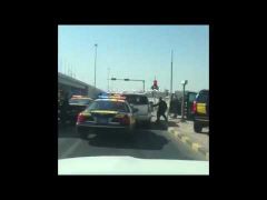 بالفيديو : سائق يخدع أربع سيارات من الشرطة الكويتية أثناء توقيفه ويلوذ بالفرار