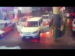 بالفيديو.. شاب ينقذ أمه بعد أن احترقت سيارتهم فجأة في محطة وقود
