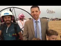 بالفيديو.. القنصل الأمريكي يشارك في عرضة بمهرجان سياحي.. ويوجه رسالة بالعربية