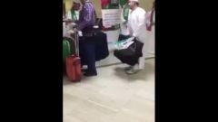 بالفيديو: مطار الرياض يستقبل الزوار العمانيين بالورود والهدايا بمناسبة اليوم الوطني للسلطنة