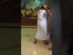 بالفيديو: ولي أمر طالب يدخل مدرسة بالمشعاب لضرب معلم