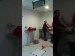بالفيديو .. عامل يدهس على اللحوم بقدميه بأحد مطاعم بيشة