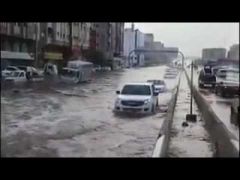 بالفيديو: أمطار غزيرة تتسبب في إغلاق عدة طرق بجدة