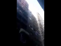 شاهد : فيديو صادم .. لحظة انتحار شاب من أعلى مبني سكني بمصر