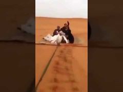 شاهد .. مغامرة تزلج على الرمال لشبان سعوديين تنتهي بطرفة