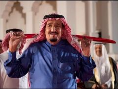 بالفيديو .. خادم الحرمين يتفاعل ويؤدي العرضة مع ملك البحرين