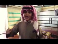 بالفيديو.. طفل كويتي ينحر “قعوداً” احتفاءً بزيارة خادم الحرمين