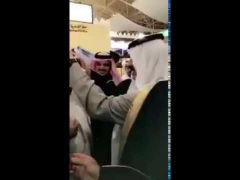 بالفيديو.. متعب بن عبدالله يُلبس مصورا عقاله بعد تعثره أمامه ويتذوق “الجريش”