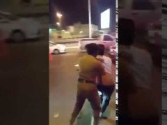 بالفيديو.. مشادة عنيفة بين شاب ورجل مرور في جازان