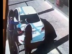 ​بالفيديو.. شاب يعتدي على عامل محطة بنزين بالضرب بعدما طرق باب سيارته