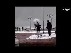 بالفيديو .. مواطنون يحتفلون بسقوط الثلوج