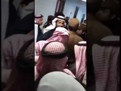 بالفيديو.. مواطن ينفعل على وزير الصحة: “أنت تمثل سلمان بن عبدالعزيز”