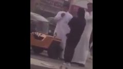 شرطة الرياض تُطيح بشابين خرجا مع فتاة متبرجة يستقلان “كرايزلر” ( فيديو )