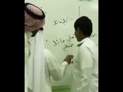 بالفيديو.. معلم بجازان يجبر أحد طلابه على الإساءة للنادي الأهلي