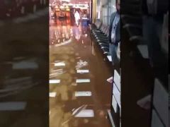 بالفيديو.. المياه تغمر صالة المغادرة بمطار جدة