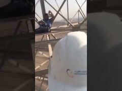 بالفيديو.. شاب يستريح من عمله فوق أبراج الكهرباء الشاهقة ليتغنى مع صاحبه بصوت شجي