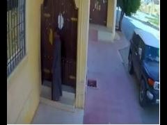 فيديو يوثق سرقة شاب لجهاز تشغيل السماعات في أحد مساجد الرياض