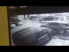 بالفيديو : كاميرا مراقبة توثق لحظة سرقة لصوص لسيارة بطريقة غريبة