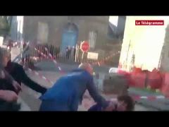 بالفيديو : لحظة “صفع” شاب لمرشح الرئاسة في فرنسا على وجهه