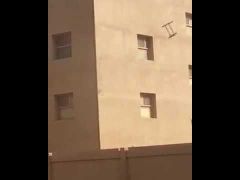 بالفيديو.. عمال يرمون طاولات من سطح مدرسة بجازان