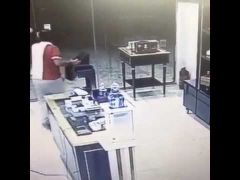 بالفيديو .. لص يسرق حقيبة كاملة مليئة بالعود الفاخر من أمام البائع