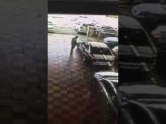 بالفيديو.. لص يسرق سيارة من معرض بحيلة جديدة وسط دهشة العاملين
