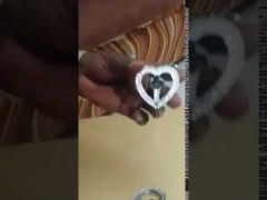 بالفيديو.. مواطن يشتري ميدالية قرب الحرم النبوي ويفاجأ بما في داخلها