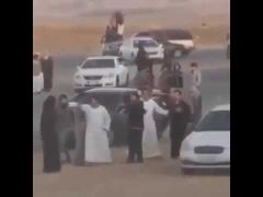 ​بالفيديو.. شاب ملثم يتشاجر مع متجمهرين في ساحة للتفحيط ويهددهم برشاش