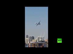 شاهد : لحظة سقوط طائرة في نهر وتحطمها خلال عرض جوي بأستراليا