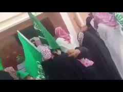 شاهد : بالزغاريد وراية التوحيد.. أسرة الشهيد “العمري” تودع جنازة ابنها