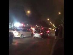 بالفيديو .. النيران تشتعل في سيارة على طريق الملك فهد بالرياض