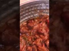 بالفيديو.. مواطن يفاجأ بـ “دود” حي في وجبة بالرياض