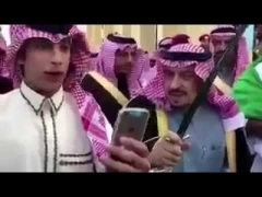 بالفيديو.. موقف طريف بين أمير الرياض وشاب أراد التصوير معه