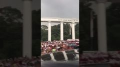 بالفيديو .. مئات الآلاف من الإندونيسيين يهتفون فرحاً بقدوم الملك