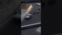 بالفيديو .. الاعتداء على رجل شرطة ودهسه بـ«دباب» في جدة