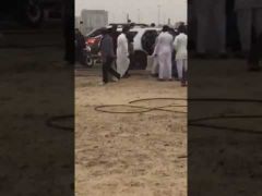 بالفيديو.. قائدو دبابات يعتدون على قائد مركبة بكورنيش الدمام ويحطمون زجاجها بخوذاتهم
