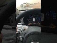 عاصفة مدار تحطم نوافذ سيارة وتملؤها بالغبار أثناء سيرها بطريق الرياض – القصيم (فيديو)