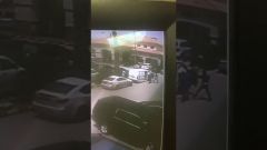 شاهد.. فيديو يكشف هجوم المقنعين الثلاثة على سيارة نقل الأموال بالرياض