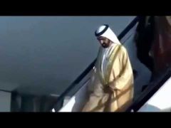 بالفيديو: لحظة سقوط حاكم دبي من سلم الطائرة للأرض بالأردن