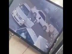 بالفيديو.. سيارة مسرعة تدهس شخصاً حاول تفاديها أثناء عبوره أحد الشوارع بالرياض