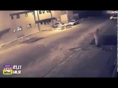 بالفيديو.. لصان على دراجة بخارية يسرقان «جوال» مواطن من يده