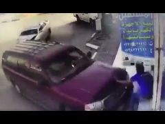 بالفيديو .. وفاة عامل بعد إقتحام مركبة لمحل بنجران
