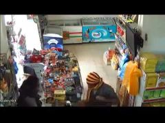 بالفيديو … 3 ملثمين يسطون بالسواطير على محل تموينات بالرياض