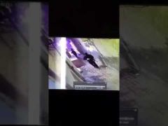 مقطع فيديو يوثّق تجول 3 إرهابيين مسلحين ويرتدون زياً موحداً وأقنعة بحي المسورة