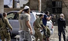 مستوطنون يعتدون على الفلسطينيين ومركباتهم في رام الله