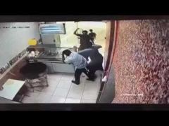 بالفيديو.. 3 شبان يعتدون بعنف على عامل بمطعم للوجبات السريعة بالمملكة