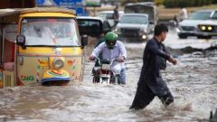 77 قتيلًا جراء الفيضانات والأمطار في #باكستان