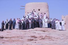 بالصور .. جامعة الشمالية تسير رحلة الى آثار منطقة الجوف للمشاركين في المؤتمر الـ 16 للجمعية التاريخية السعودية