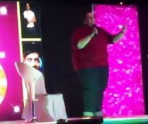 بالفيديو.. مواطن يقاطع عرضاً كوميدياً باحتفالات الرياض ويطلب من االمقدم الارتقاء بمفرداته