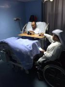 موظف إحدى شركات الاتصالات يوثق بصمة مريض في المستشفى – صورة